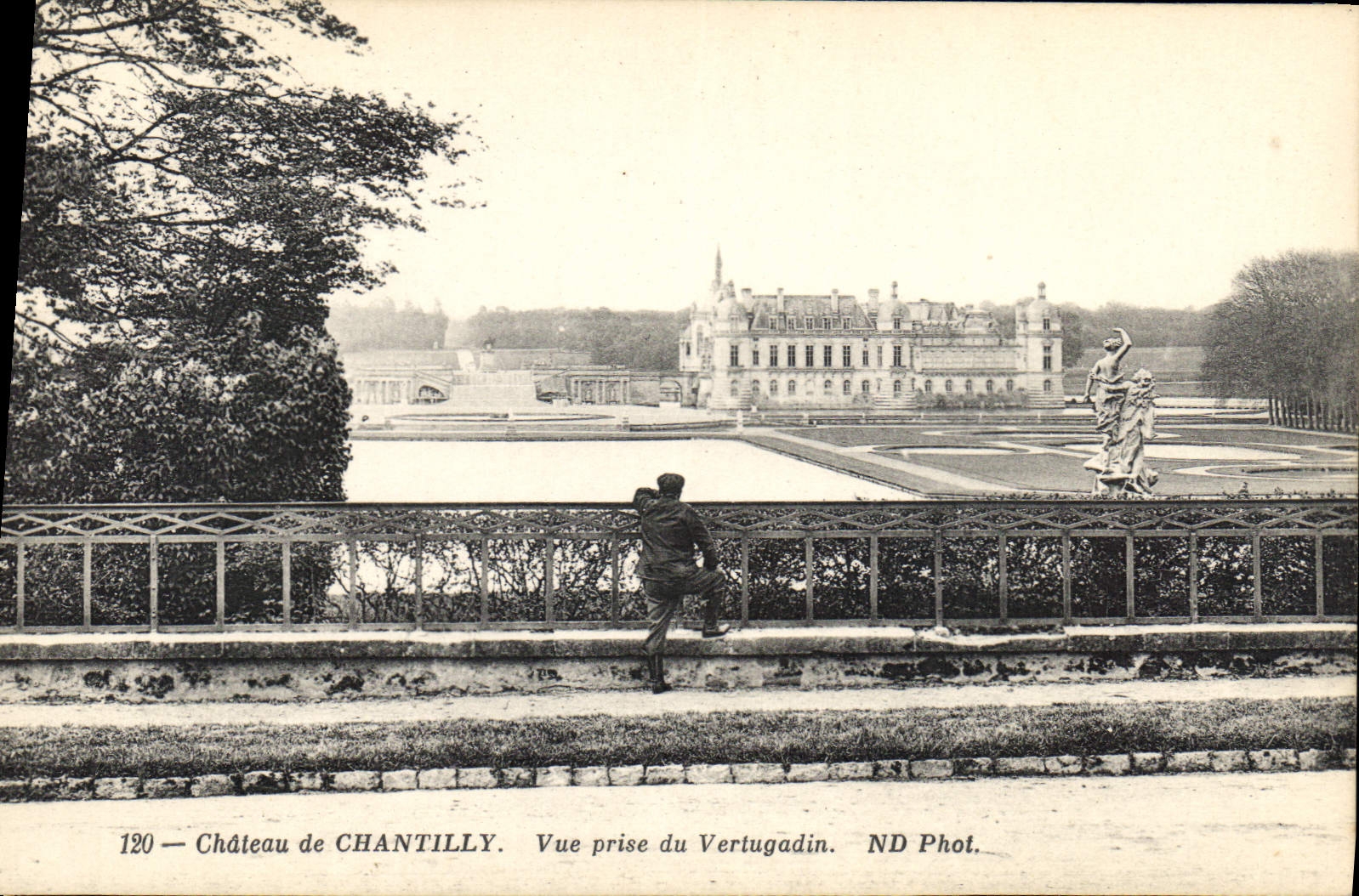CPA Chateau de Chantilly vue prise du Vertugadin 