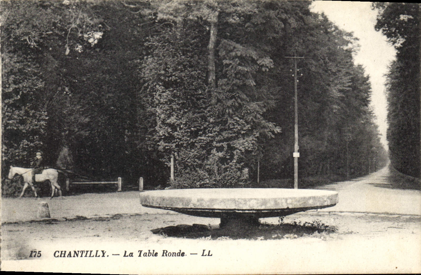 CPA Chantilly La Table Ronde 