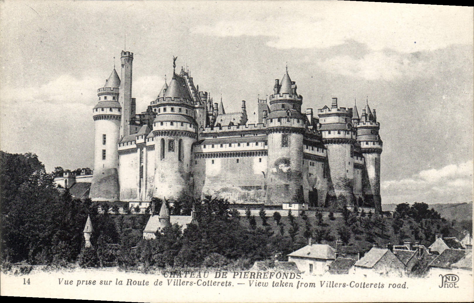 CPA Chateau de Pierrefonds Vue prise sur la Route de Villers Cotterets 
