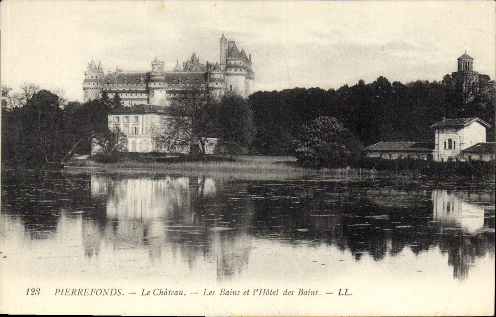 CPA Pierrefonds le Chateau les Bains et l'hotel des Bains