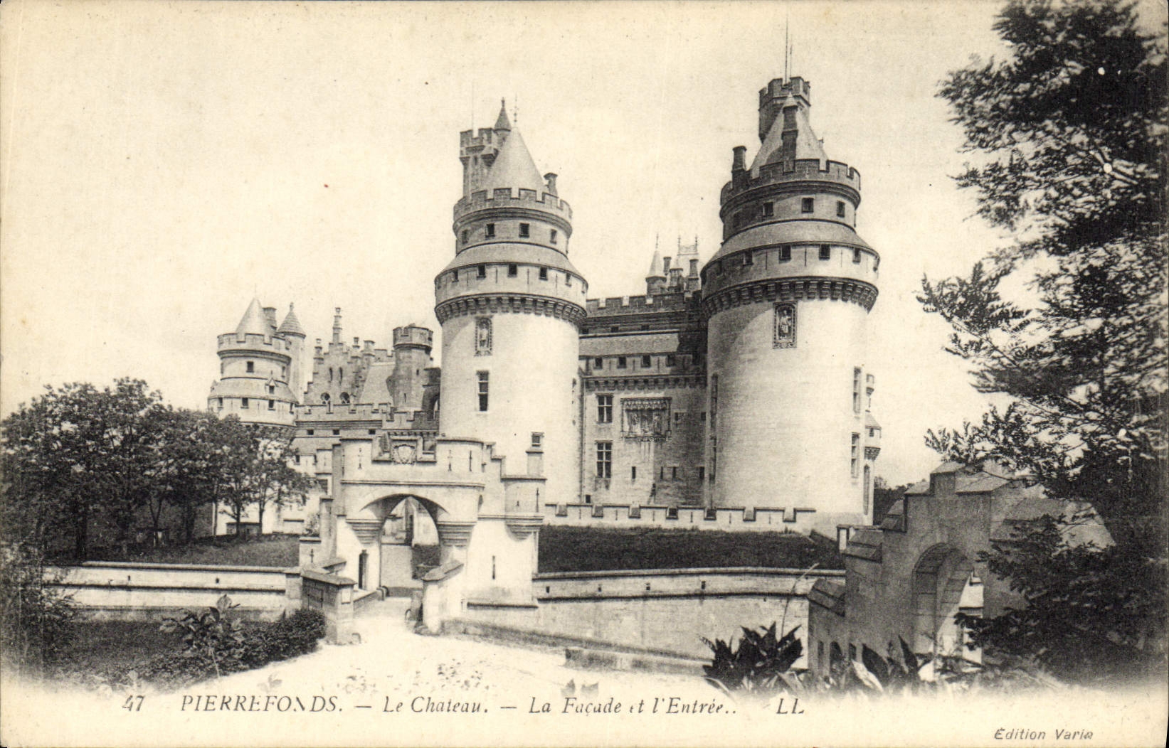 CPA Pierrefonds Le Chateau la facade et l'Entree 