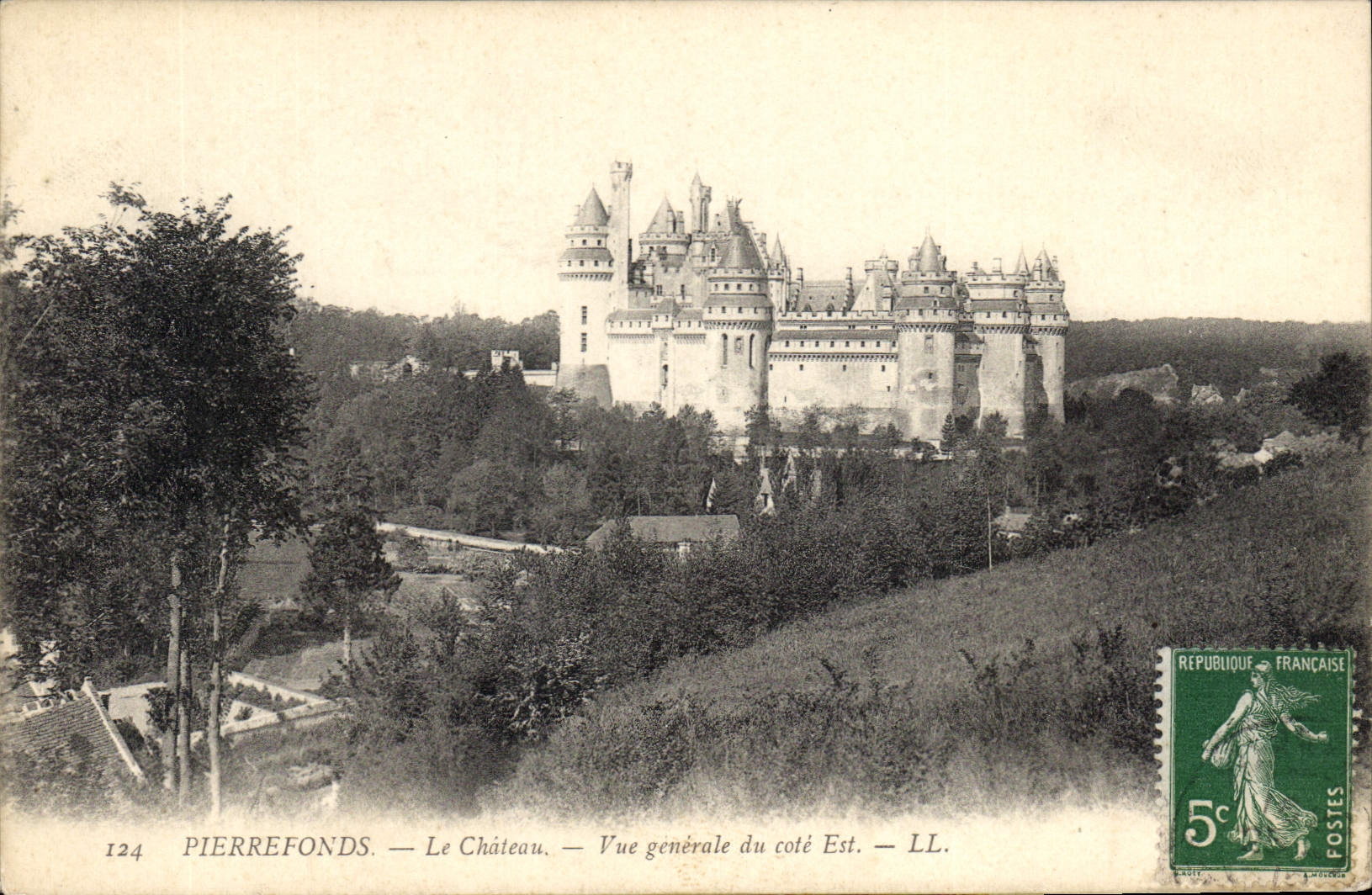 CPA Pierrefonds le Chateau vue generale du cote Est