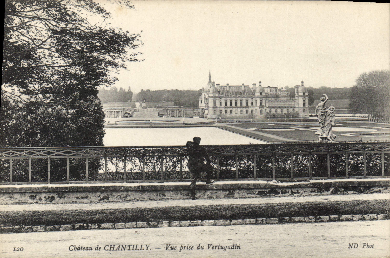 CPA Chateau de Chantilly vue prise du Vertugadin