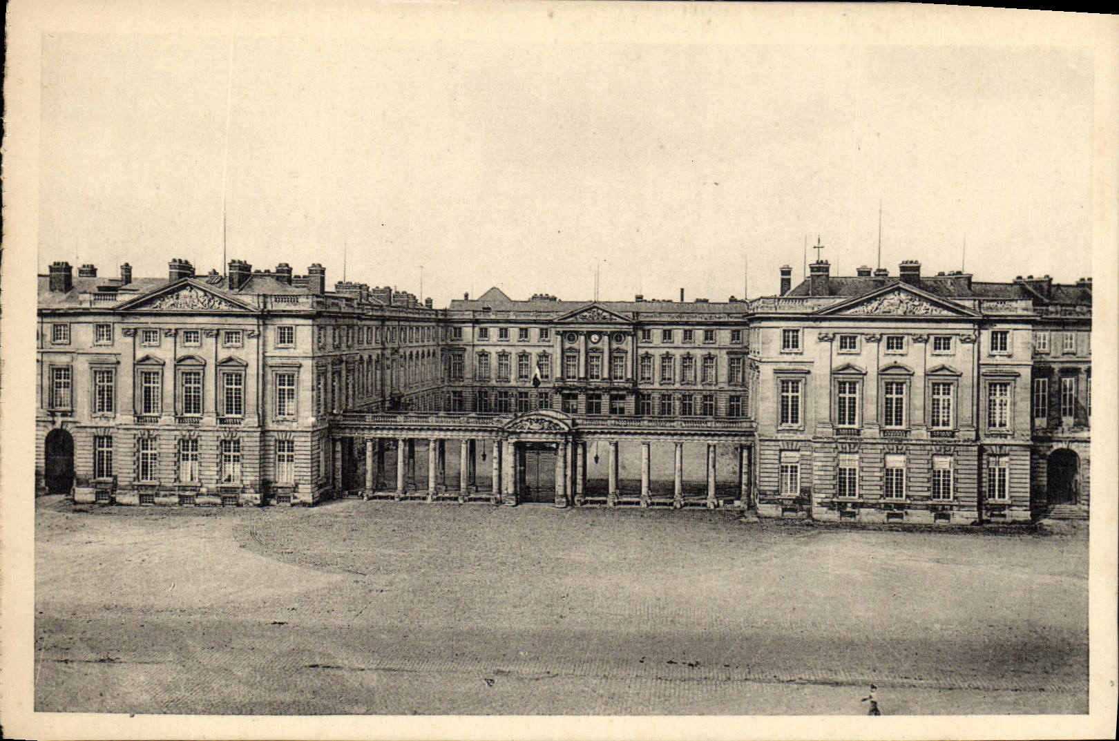 CPA Chateau de Compiegne facade devant la place d'Armes