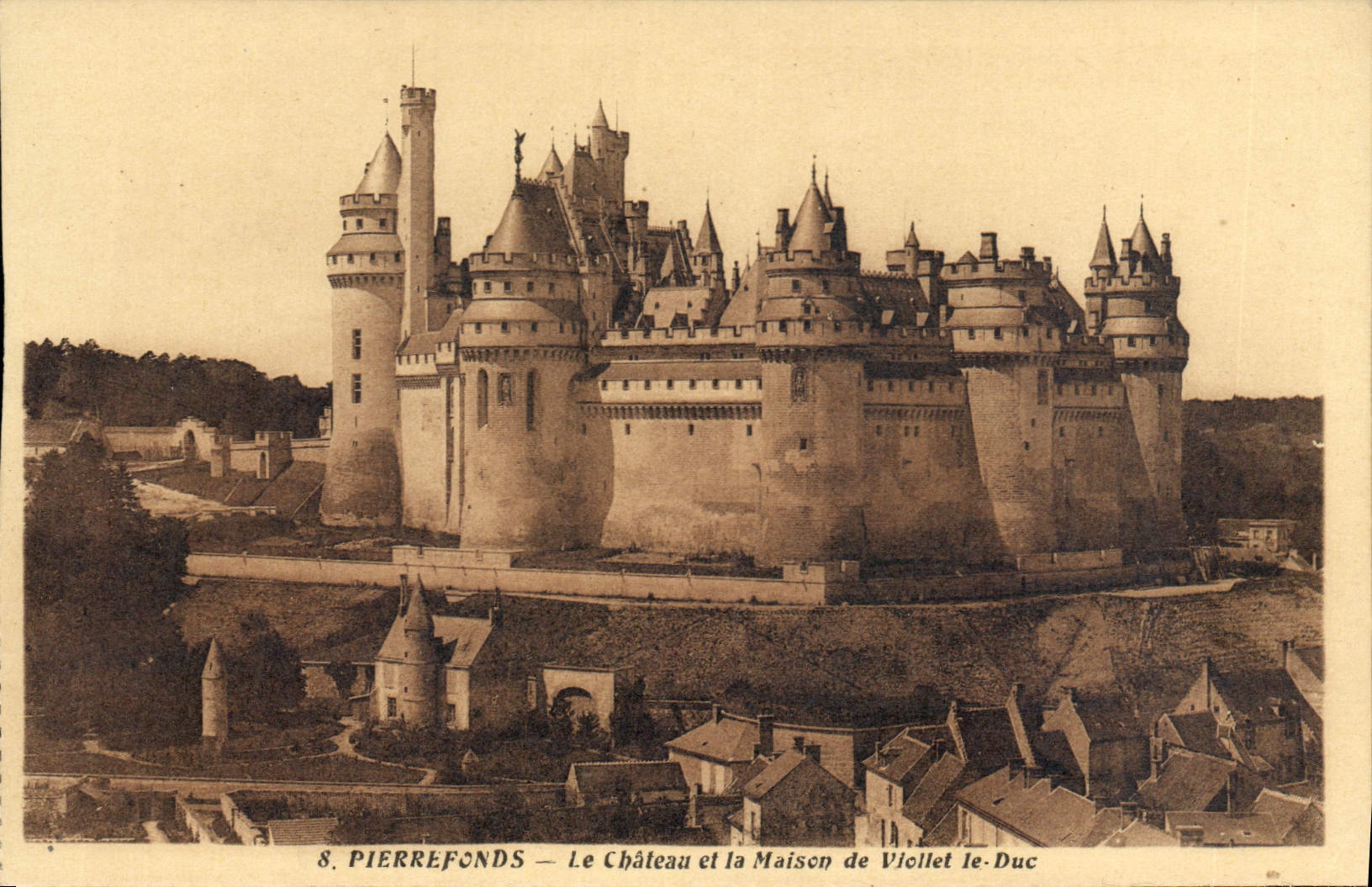 CPA Pierrefonds le Chateau et la Maison de Viollet le Duc