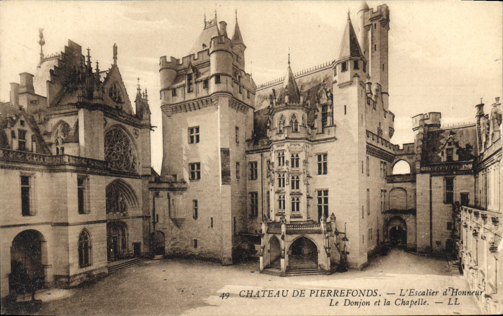 CPA Chateau de Pierrefonds L'Escalier d'Honneur le Donjon et la Chapelle 