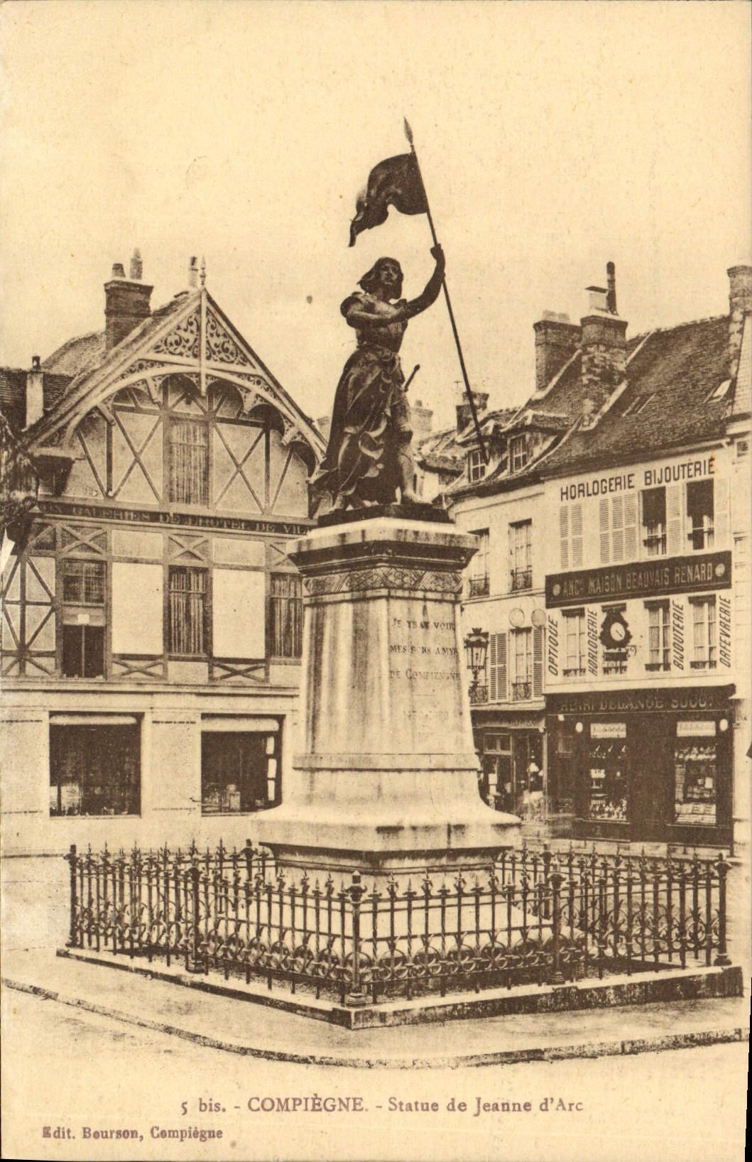 CPA Compiegne Statue de Jeanne D'Arc 