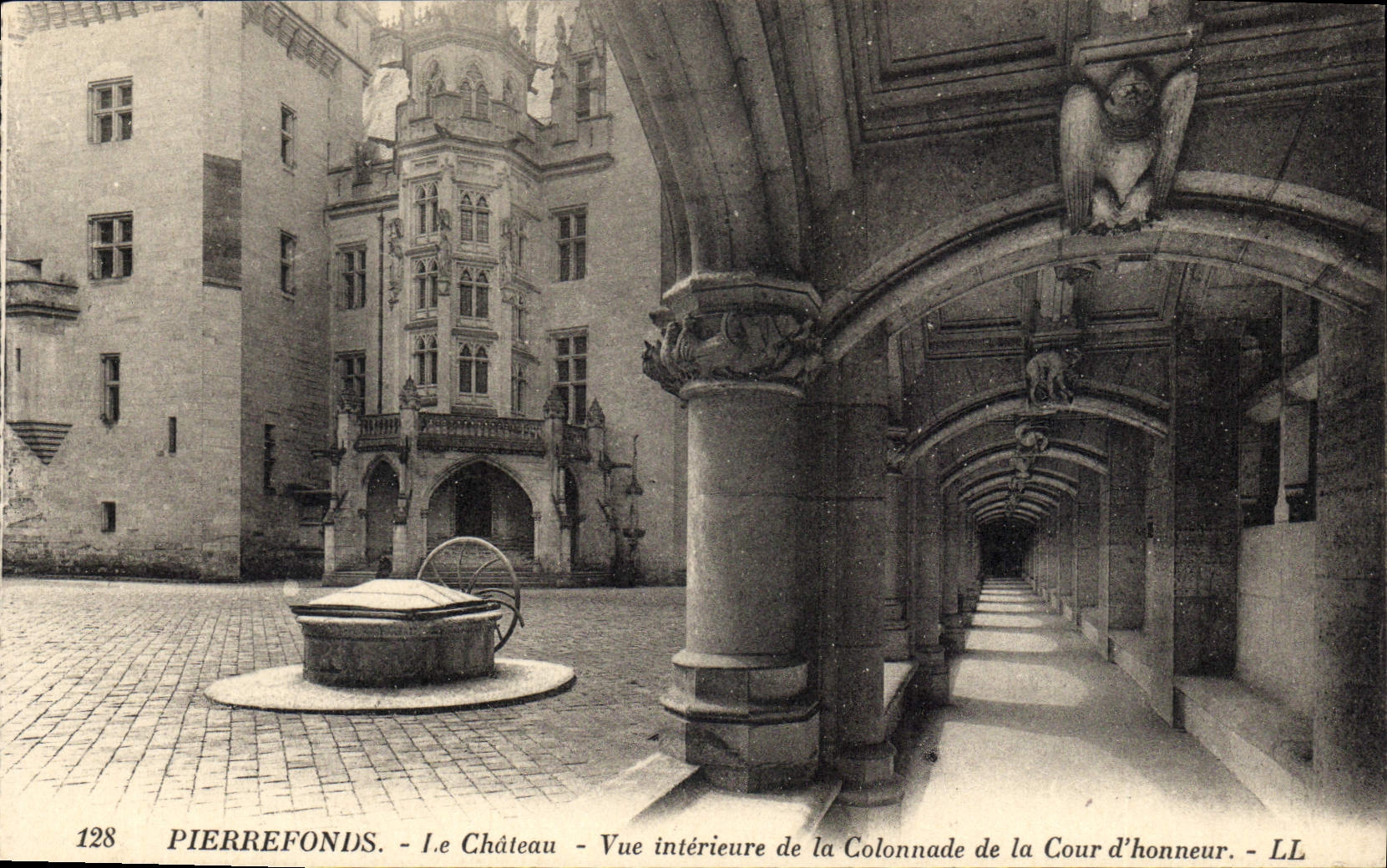 CPA Pierrefonds le Chateau Vue interieure de la Colonnade de la Cour d'Honneur