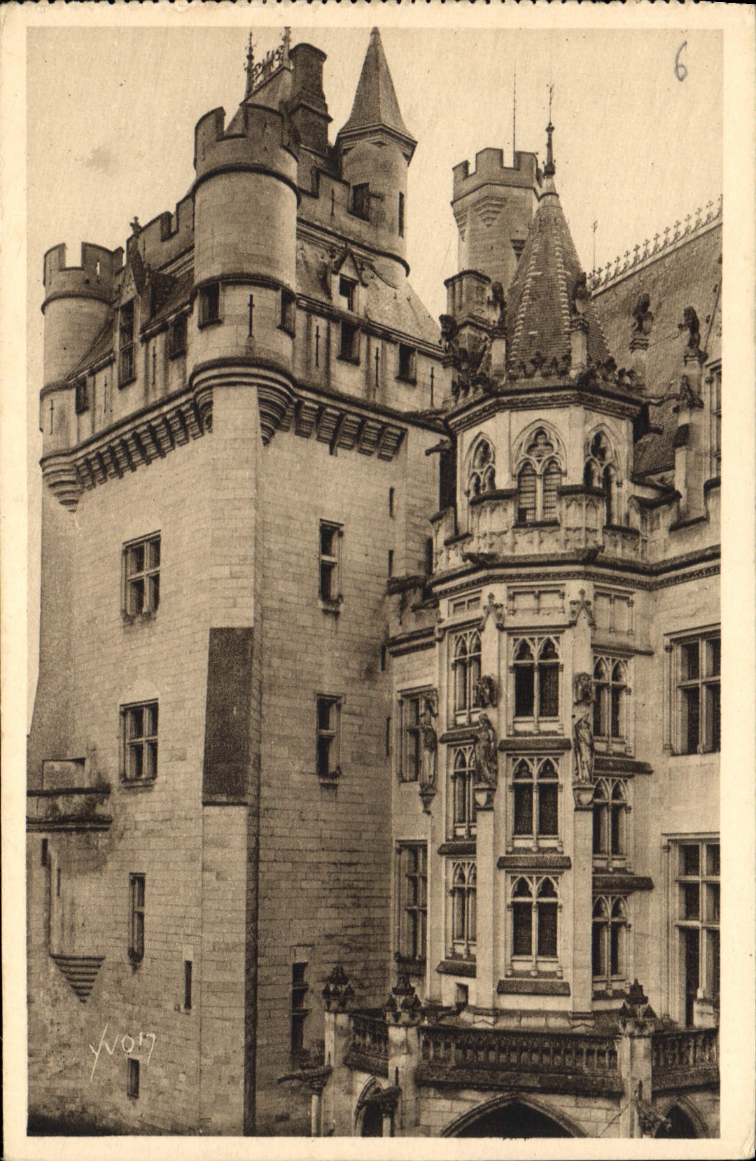 CPA Chateau de Pierrefonds Oise le Donjon et l'Escalier d'Honneur