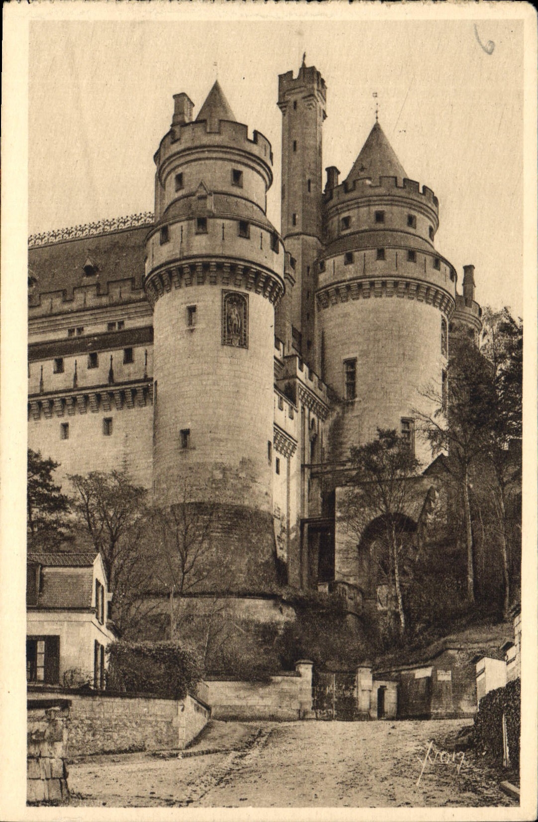 CPA La Douce France Chateau de Pierrefonds Oise L'Arrivee au Chateau 