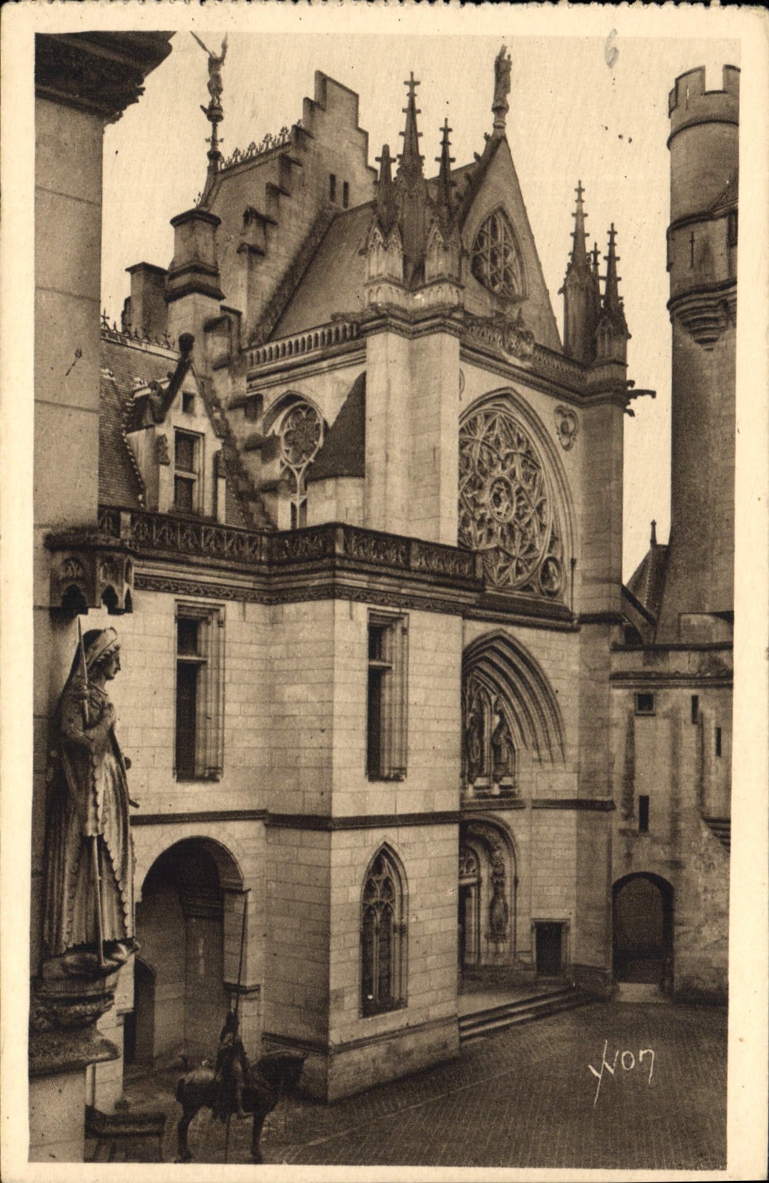 CPA La Douce France Chateau de Pierrefonds Oise la Chapelle 