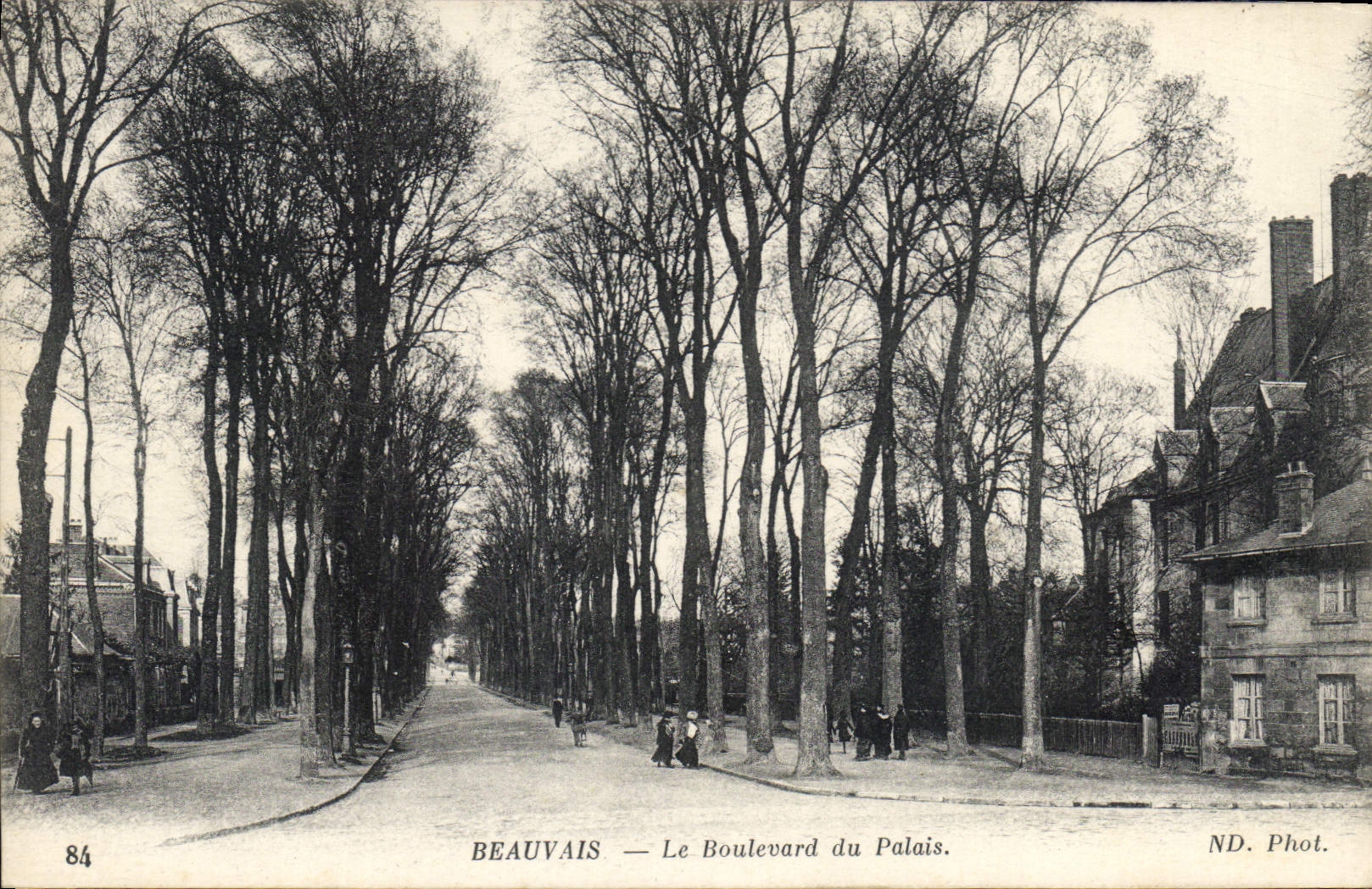 CPA Beauvais le Boulevard du Palais 