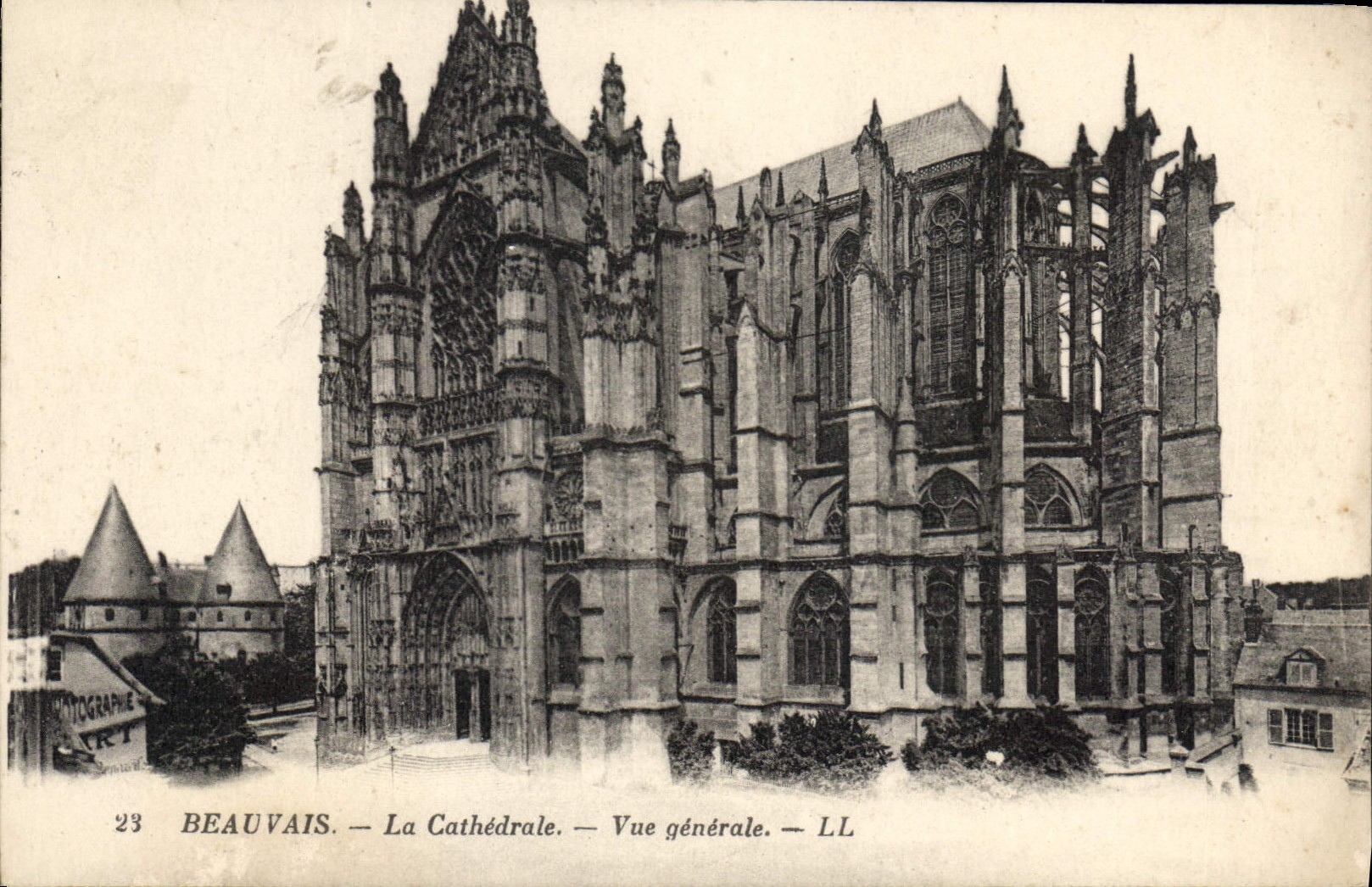 CPA Beauvais La Cathedrale Vue generale 