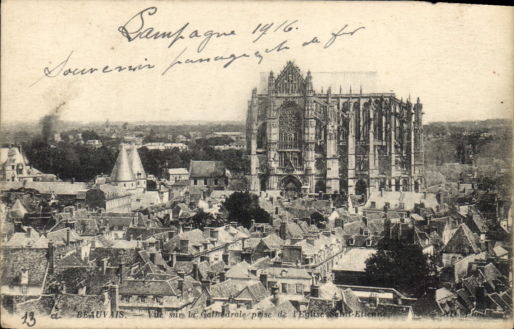 CPA Beauvais Vue sur la Cathedrale prise de l'Eglise Saint Etienne 