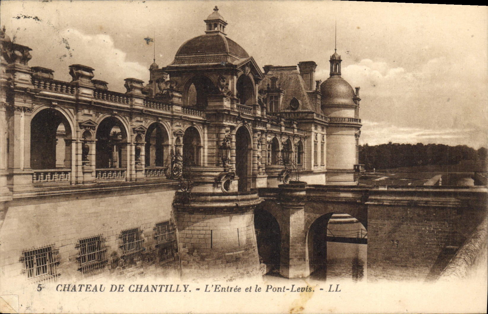 CPA Chateau de Chantilly l'Entree et le Pont Levis 
