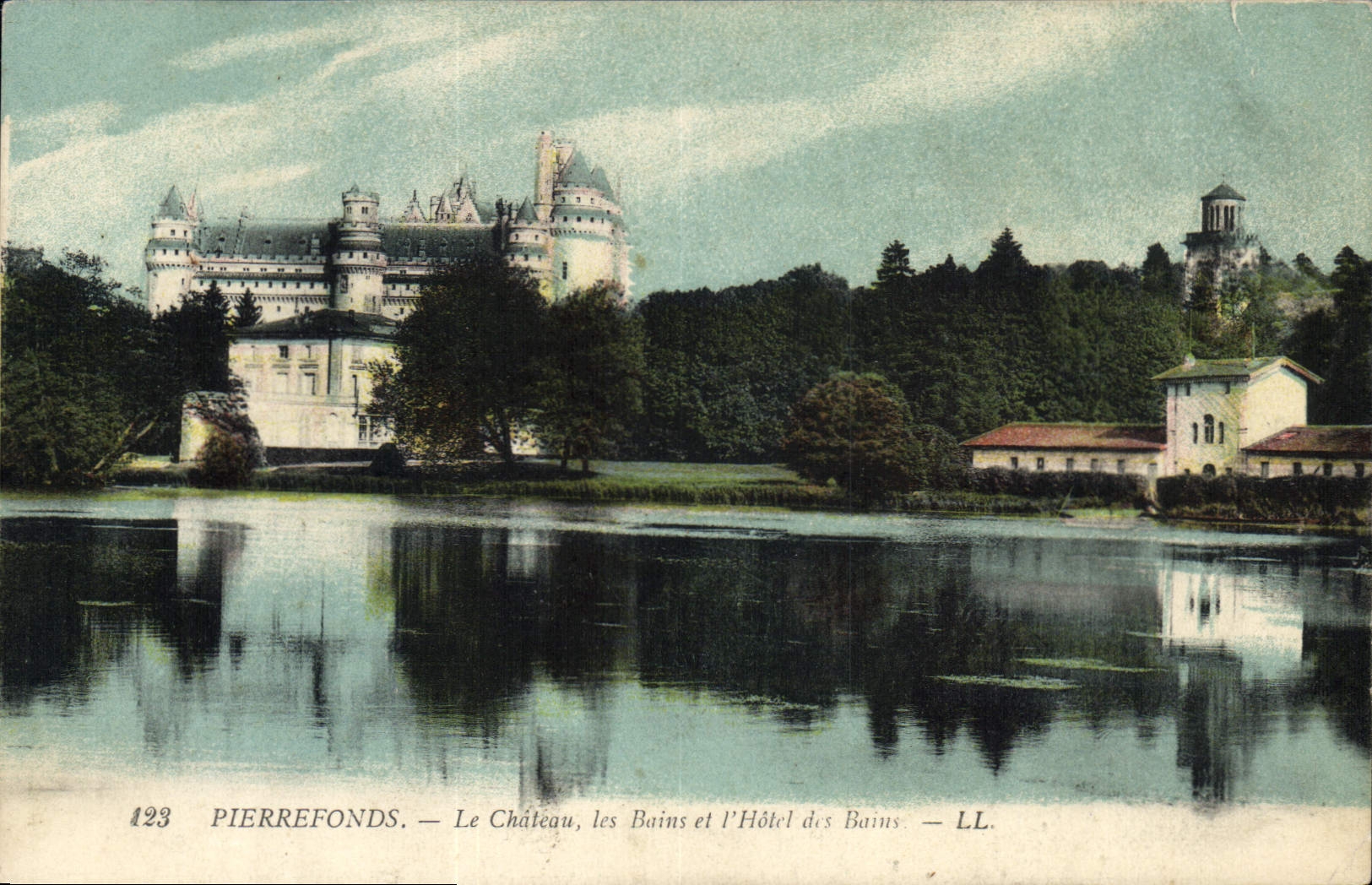 CPA Pierrefonds le Chateau les Bains et l'Hotel des Bains