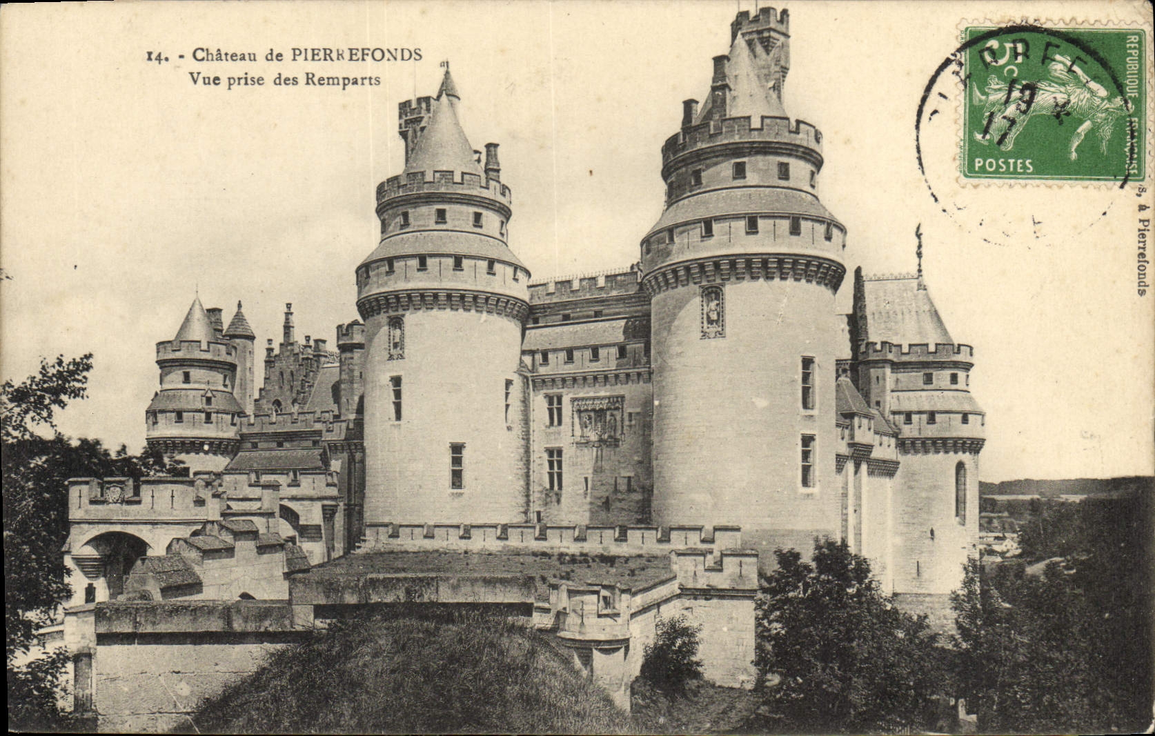 CPA Chateau de Pierrefonds vue prise des Remparts 