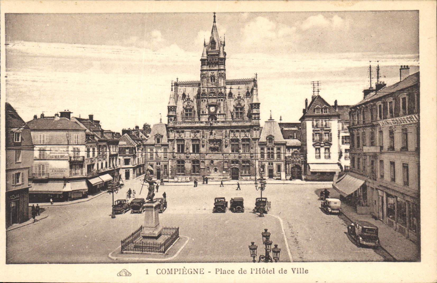 CPA Compiegne Place de l'Hotel de Ville 