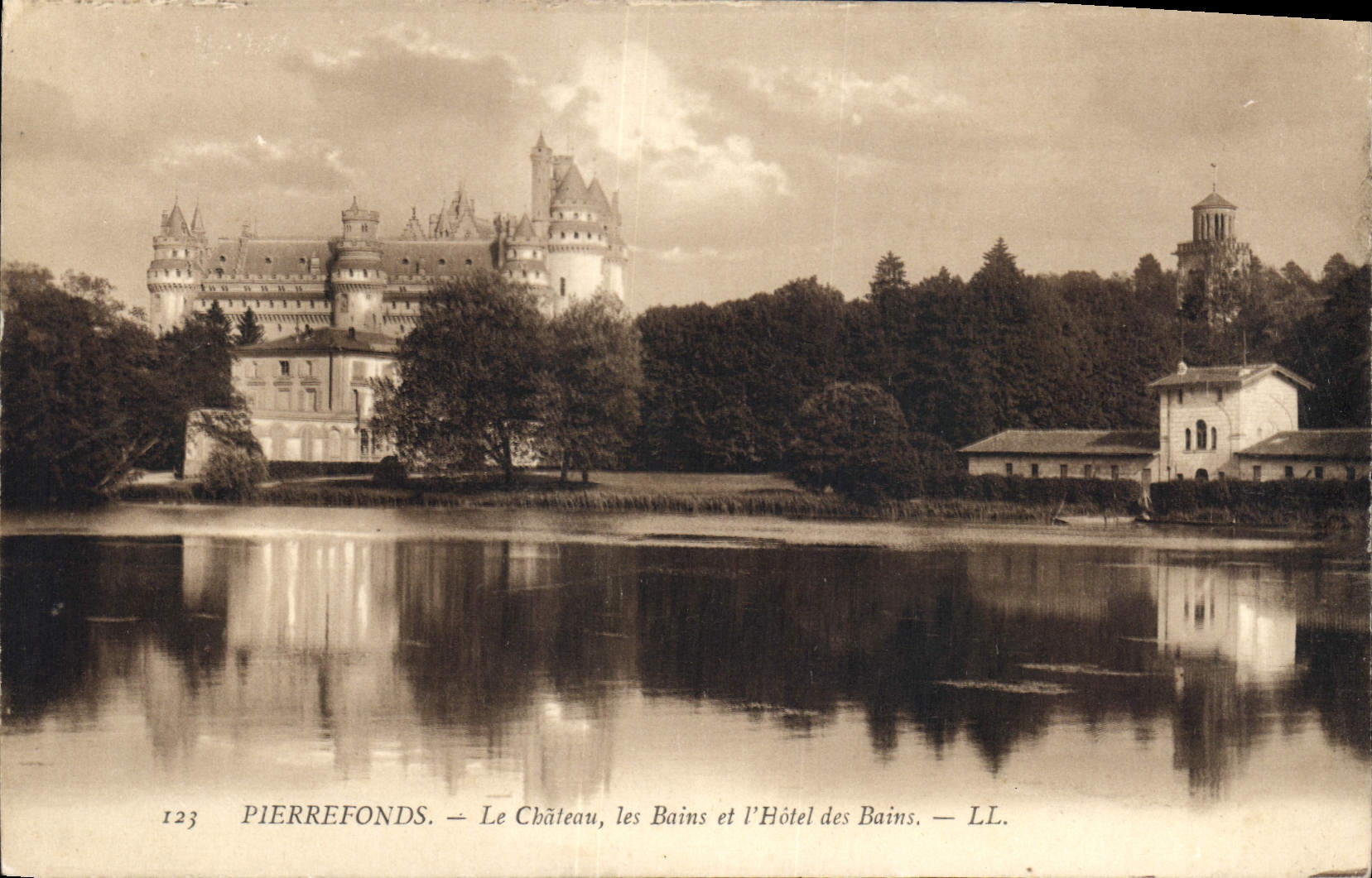 CPA Pierrefonds le Chateau les Bains et l'Hotel des Bains