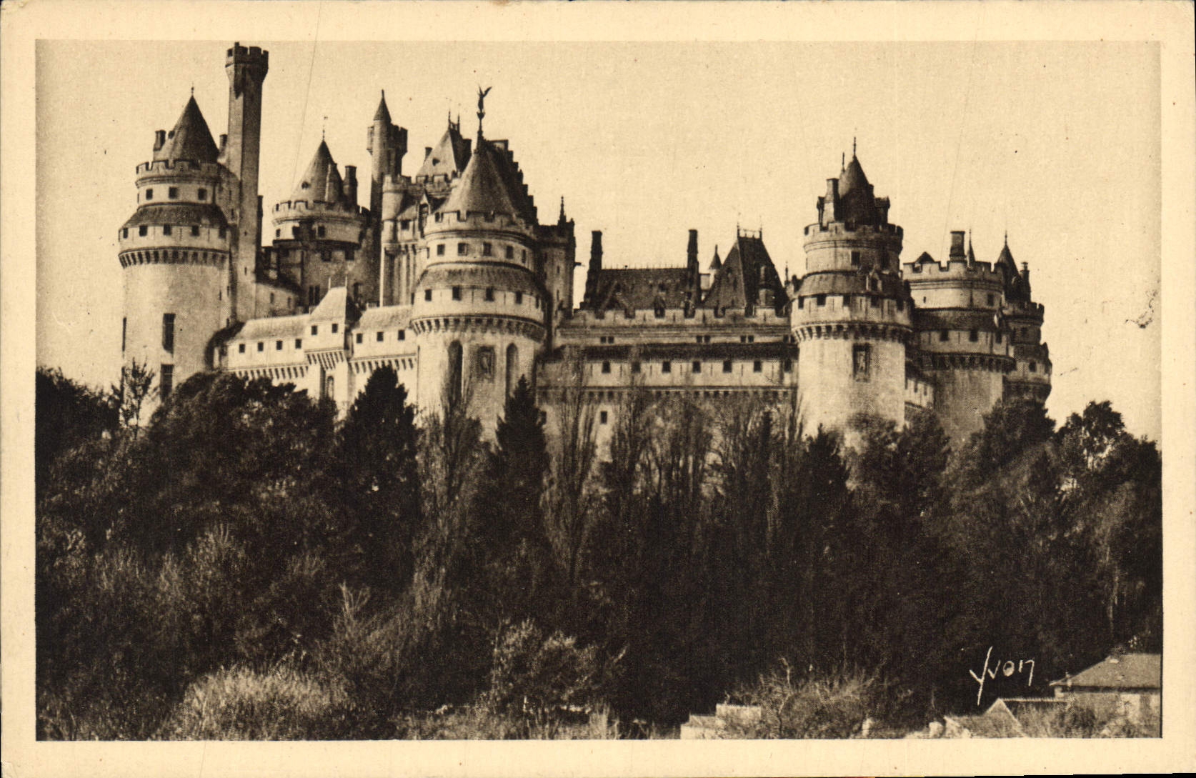 CPA La Douce France Chateau de Pierrefonds Oise Cote Est 