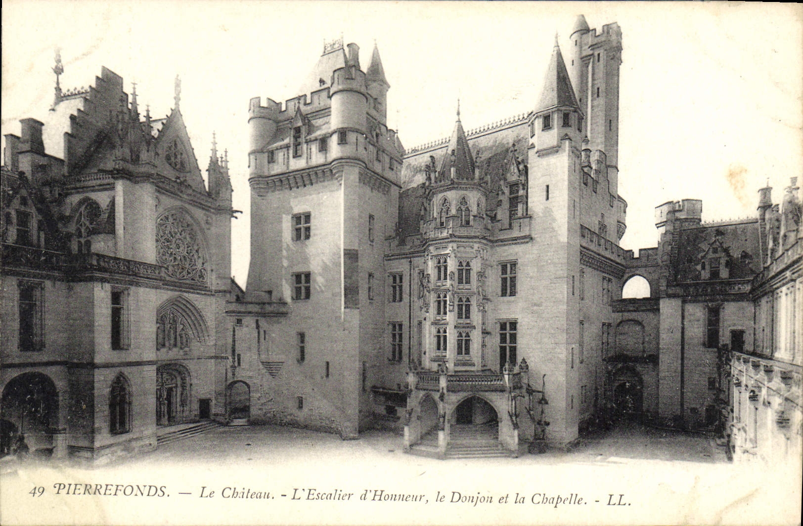 CPA Pierrefonds le Chateau L'Escalier d'Honneur le Donjon et la Chapelle 