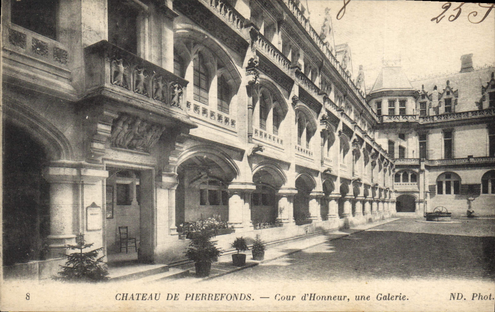 CPA Chateau de Pierrefonds Cour d'Honneur une Galerie 