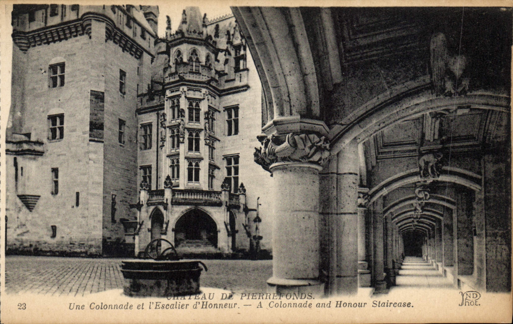 CPA Chateau de Pierrefonds Une Colonnade et l'Escalier d'Honneur