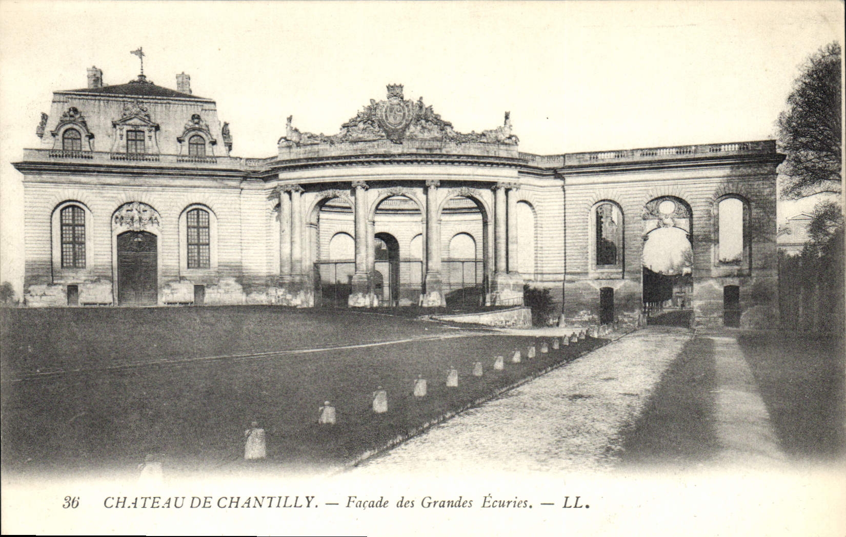 CPA Chateau de Chantilly Facade des Grandes Ecuries