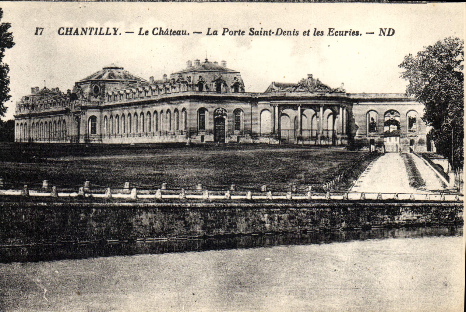 CPA Chantilly le Chateau la Porte Saint Denis et les Ecuries