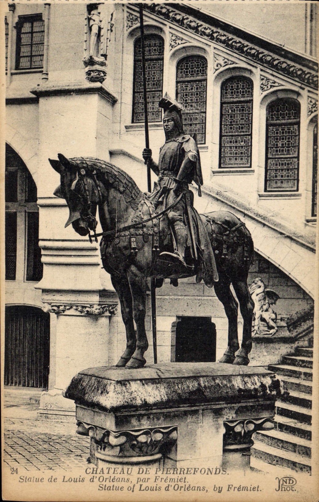 CPA Chateau de Pierrefonds Statue de Louis d'Orleans par Fremiet 