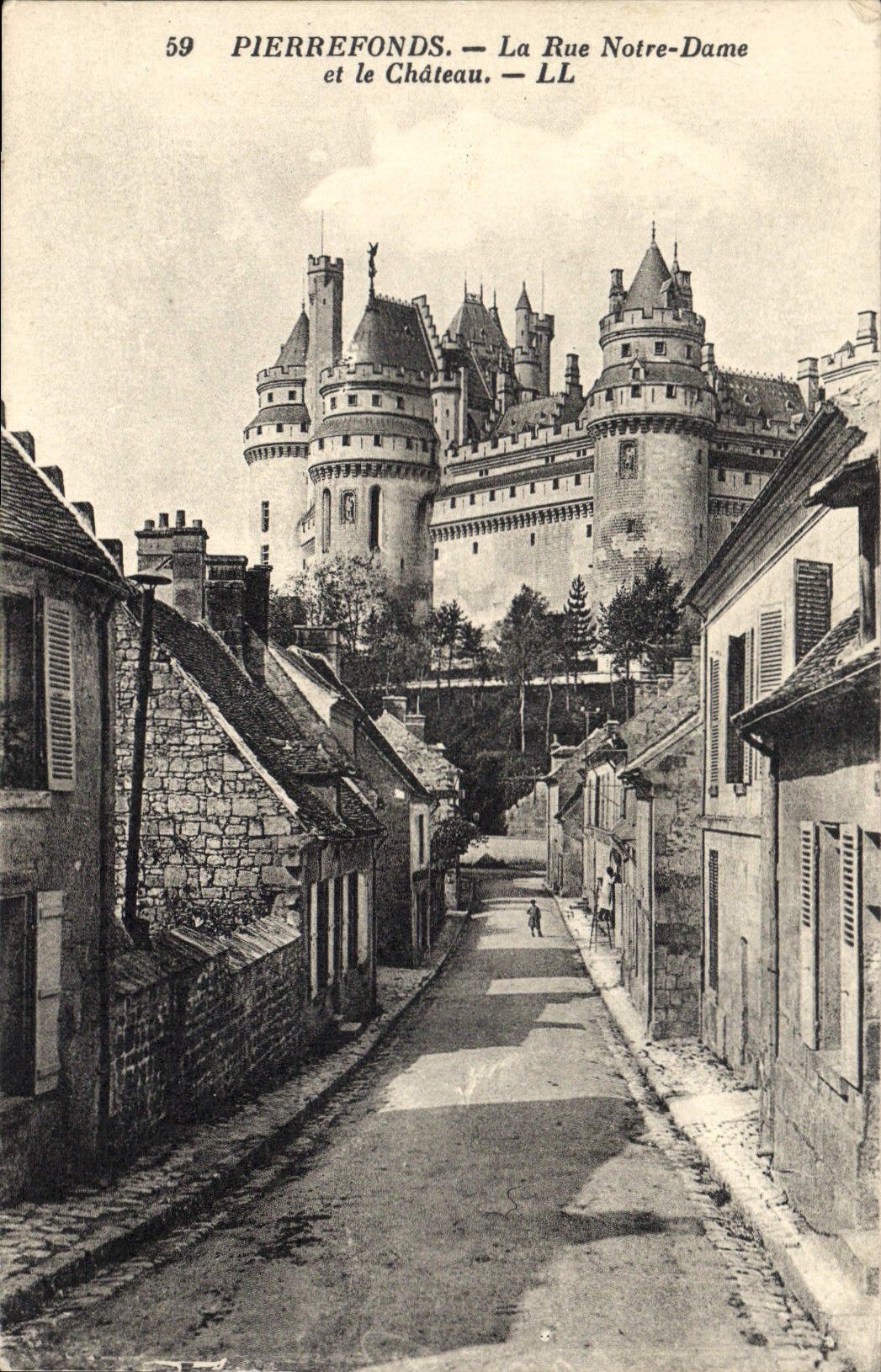 CPA Pierrefonds la Rue Notre Dame et le Chateau 