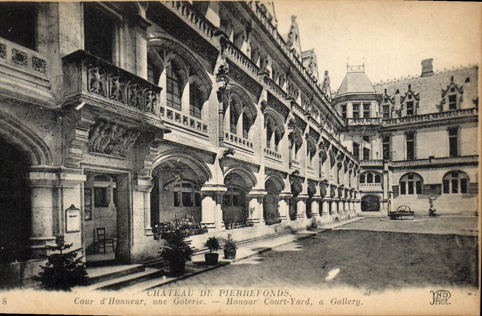 CPA Chateau de Pierrefonds Cour d'Honneur une Galerie 
