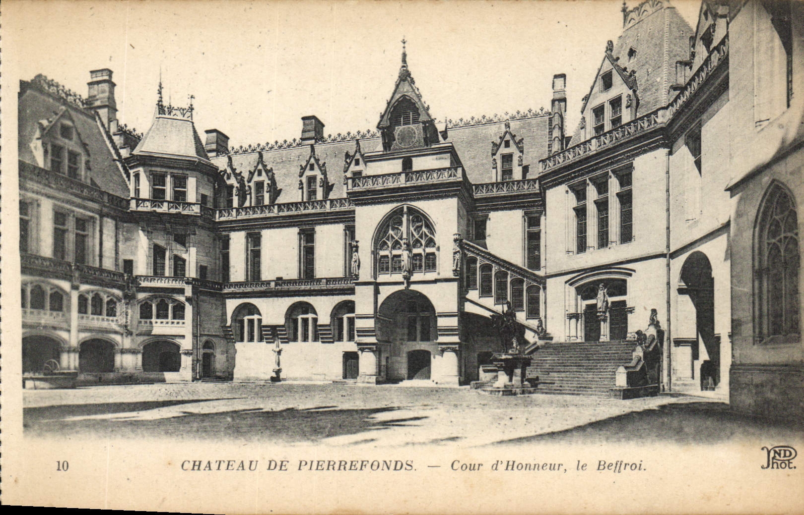 CPA Chateau de Pierrefonds Cour d'Honneur le Beffroi 