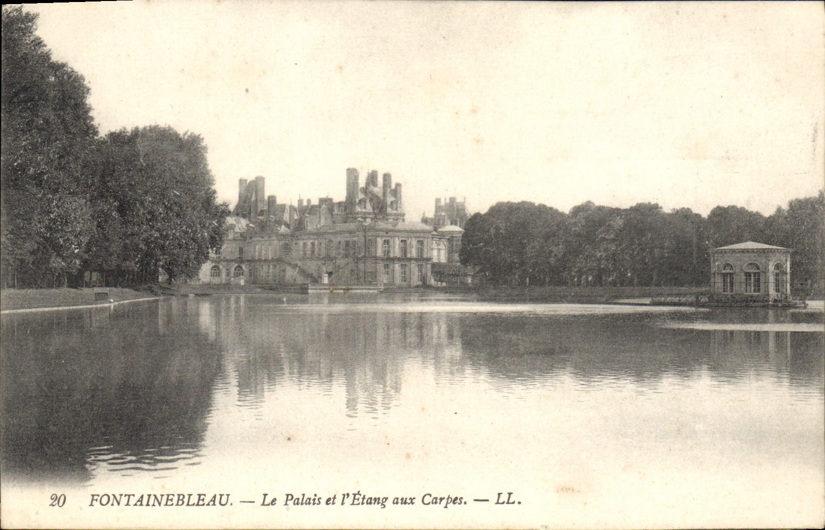 CPA Fontainebleau le Palais et l'Etang aux Carpes 