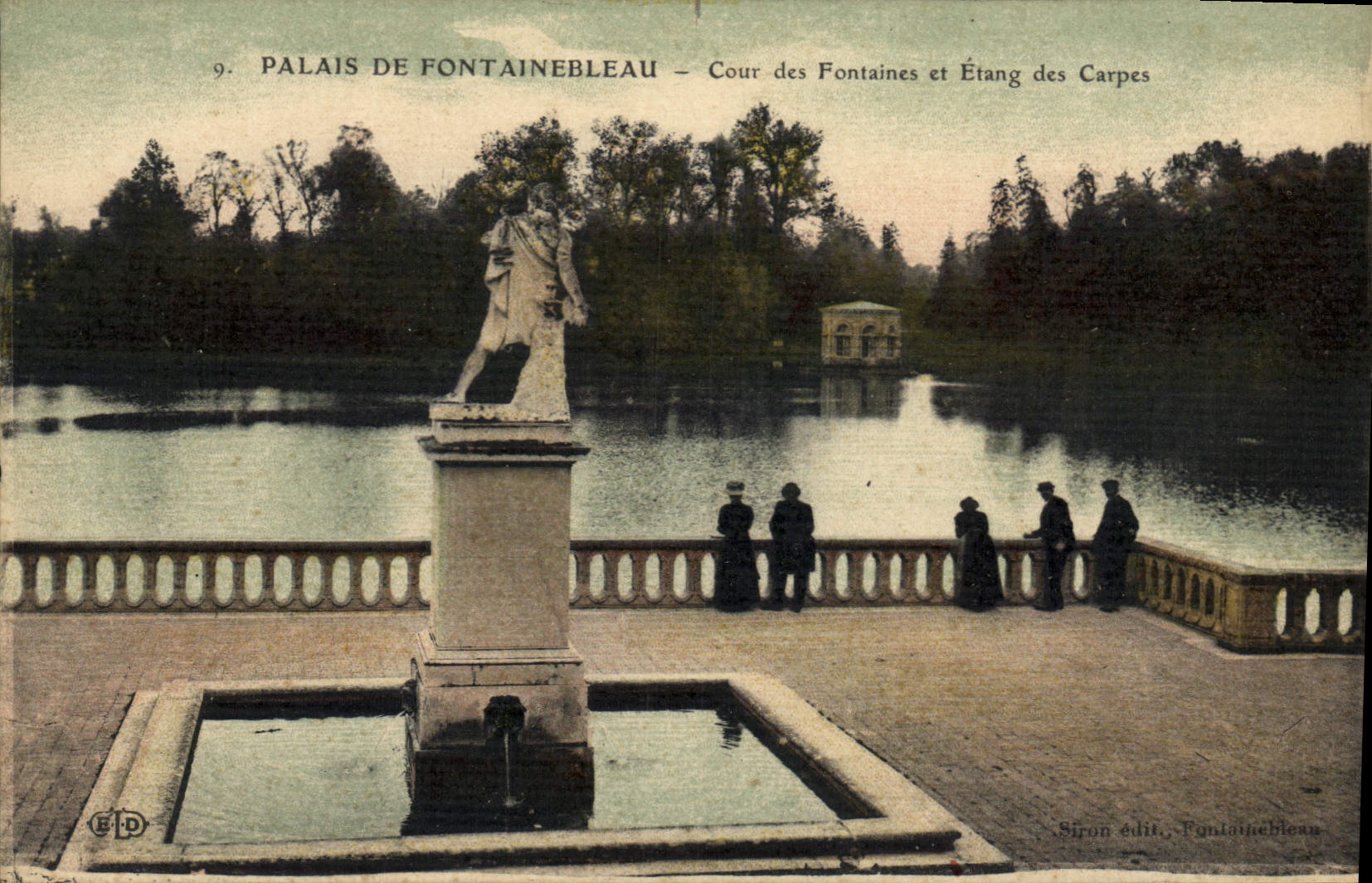 CPA Palais de Fontainebleau Cour des Fontaines et l'Etang des Carpes 