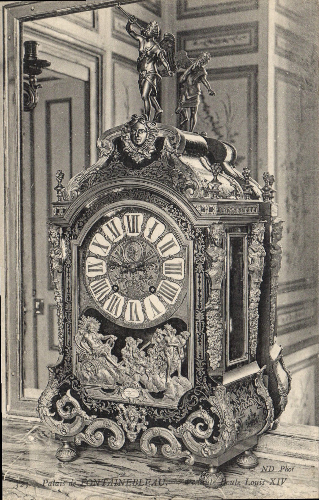 CPA Palais de Fontainebleau Pendule Boule Louis XIV