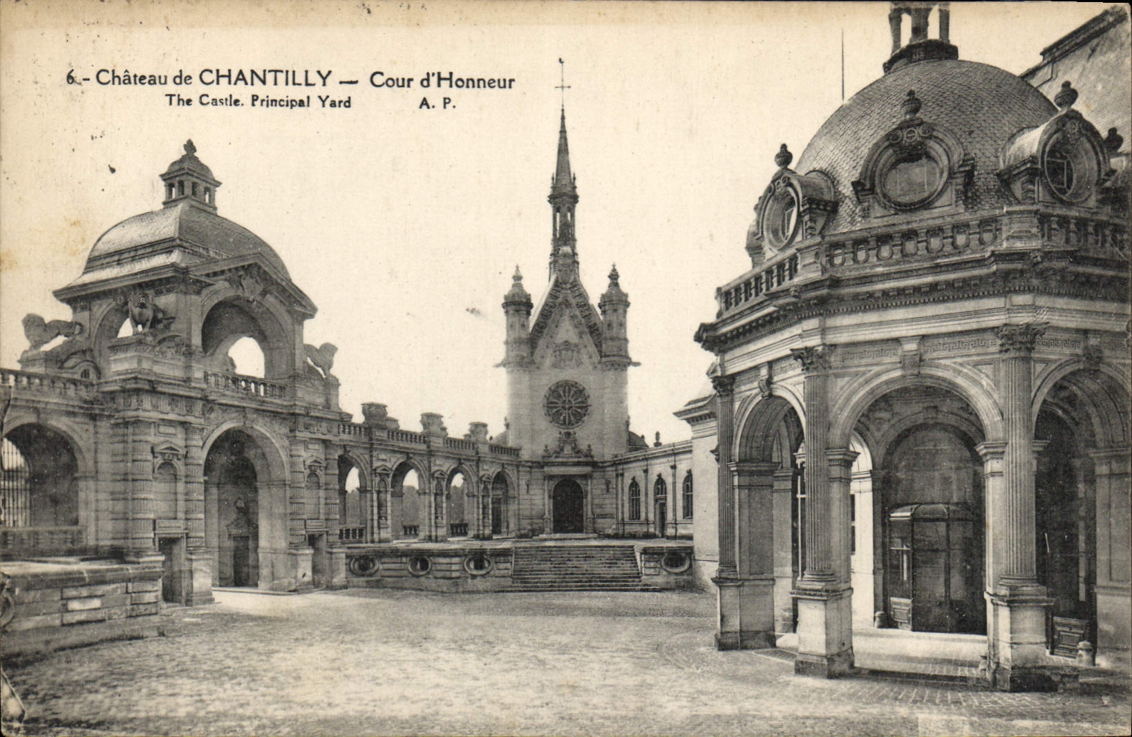 CPA Chateau de Chantilly Cour d'Honneur 