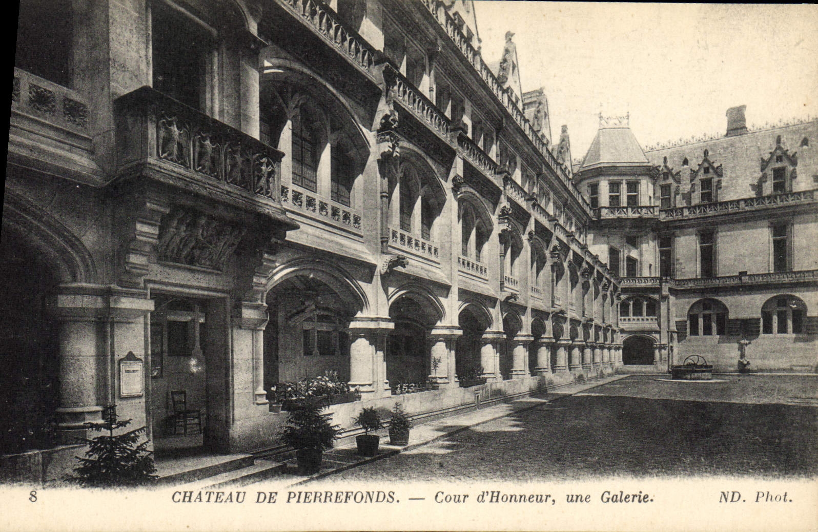 CPA Chateau de Pierrefonds Cour d'Honneur une Galerie