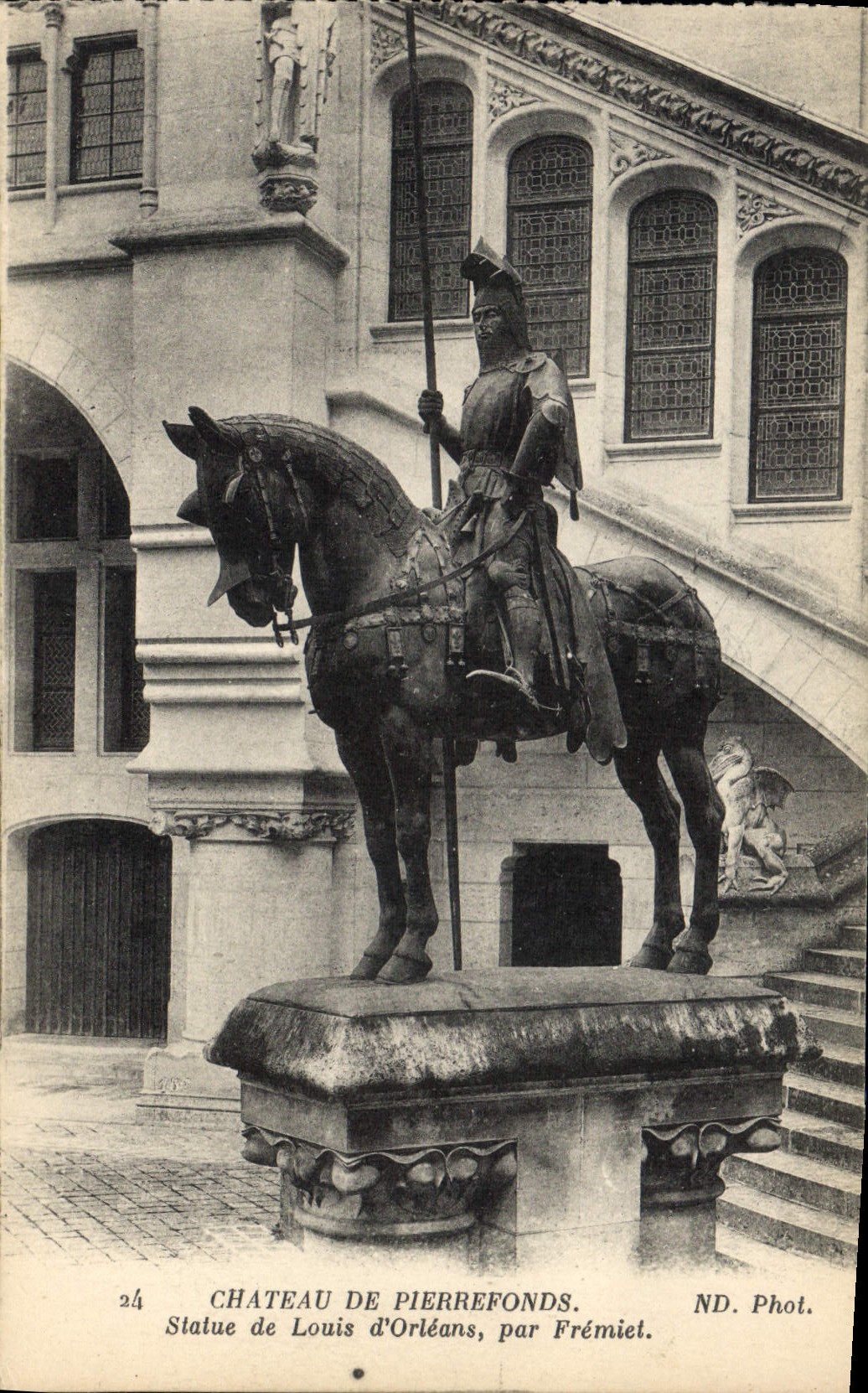 CPA Chateau de Pierrefonds Statue de Louis d'Orleans par Fremiet 