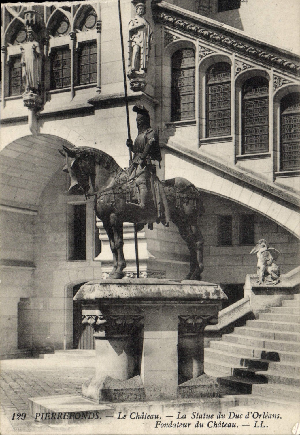 CPA Pierrefonds le Chateau la Statue du Duc 'Orleans Fondateur du Chateau 