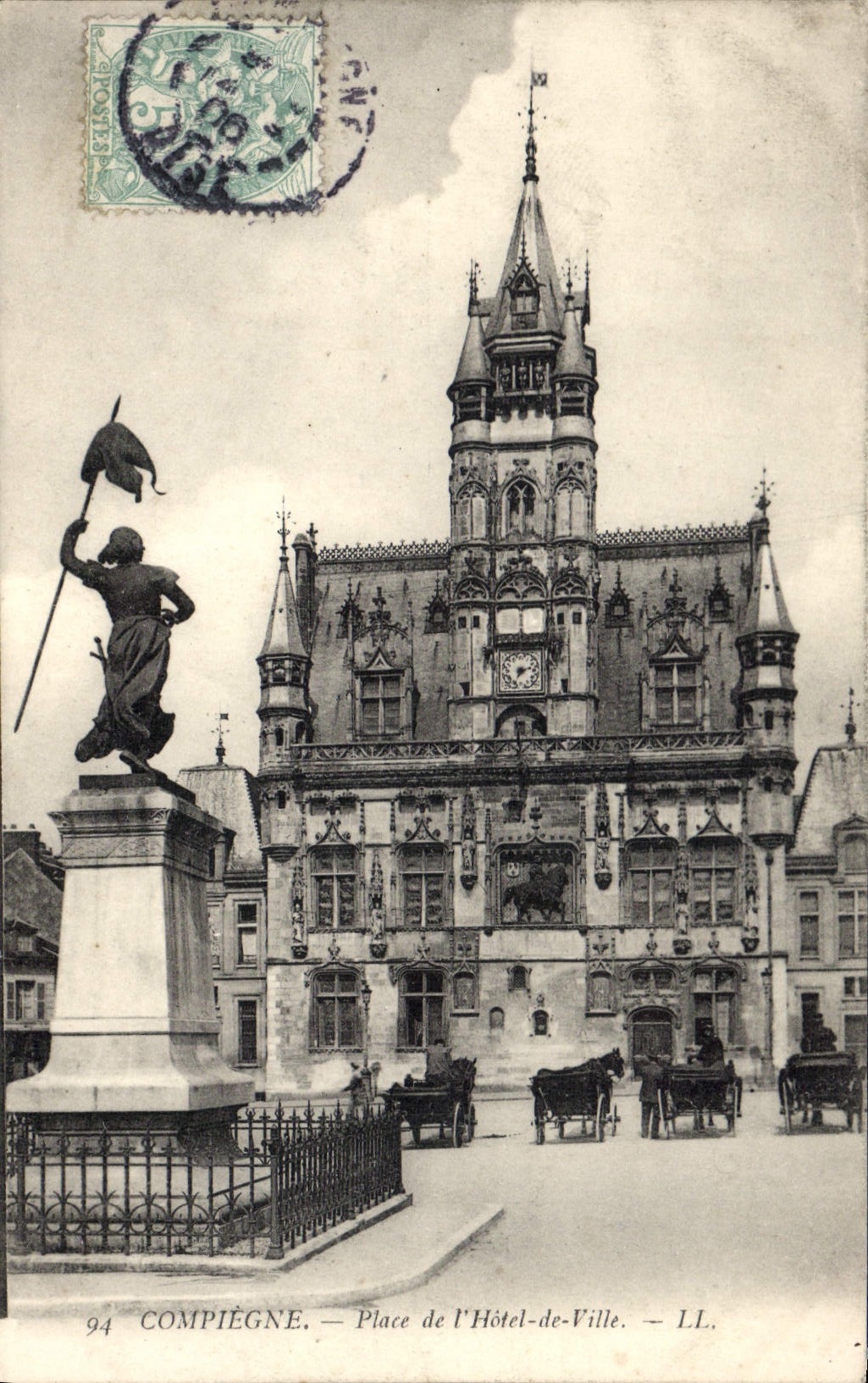 CPA Compiegne Place de l'Hotel de Ville 