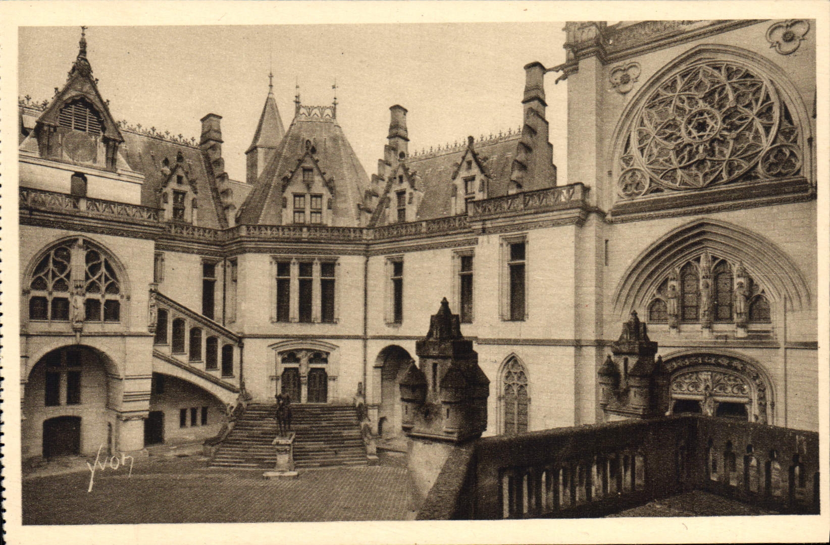 CPA Chateau de Pierrefonds Oise la Cour d'Honneur 