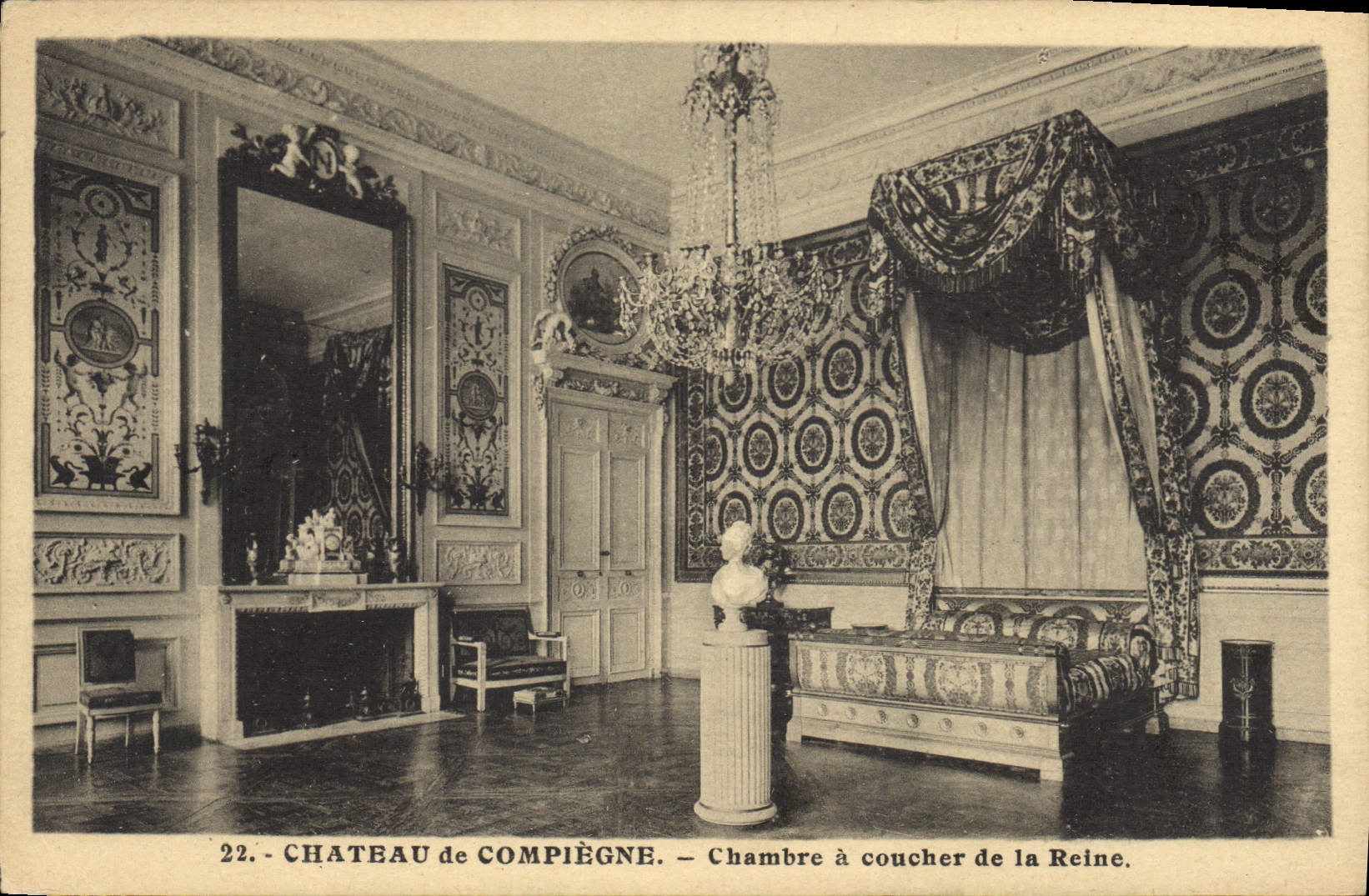 CPA Chateau de Compiegne Chambre a coucher de la Reine 