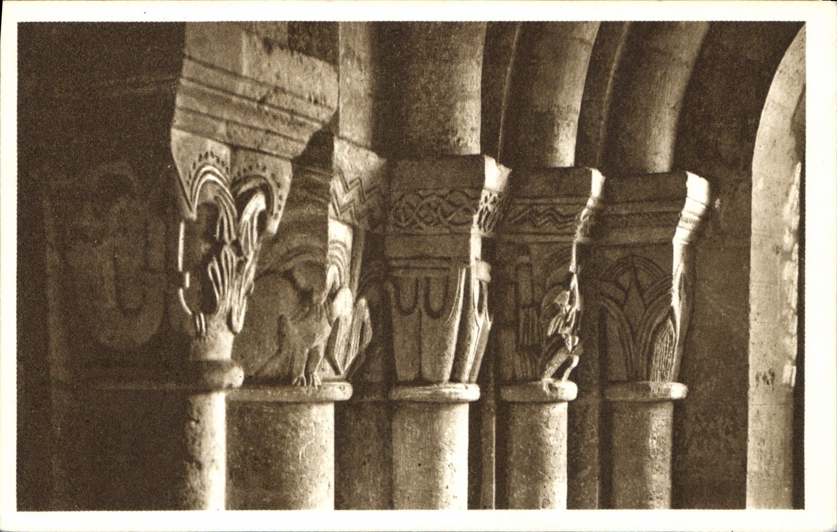 CPA Morienval Oise L'Eglise Notre Dame Chapiteaux du Deambulatoire Ancienne Eglise Abbatiale de Bene