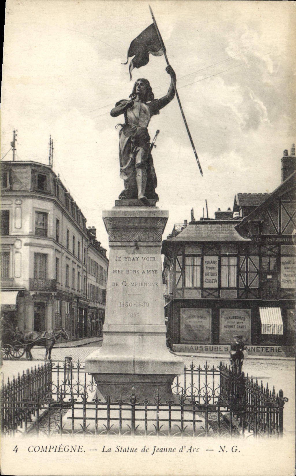 CPA Compiegne la Statue de Jeanne D'Arc 