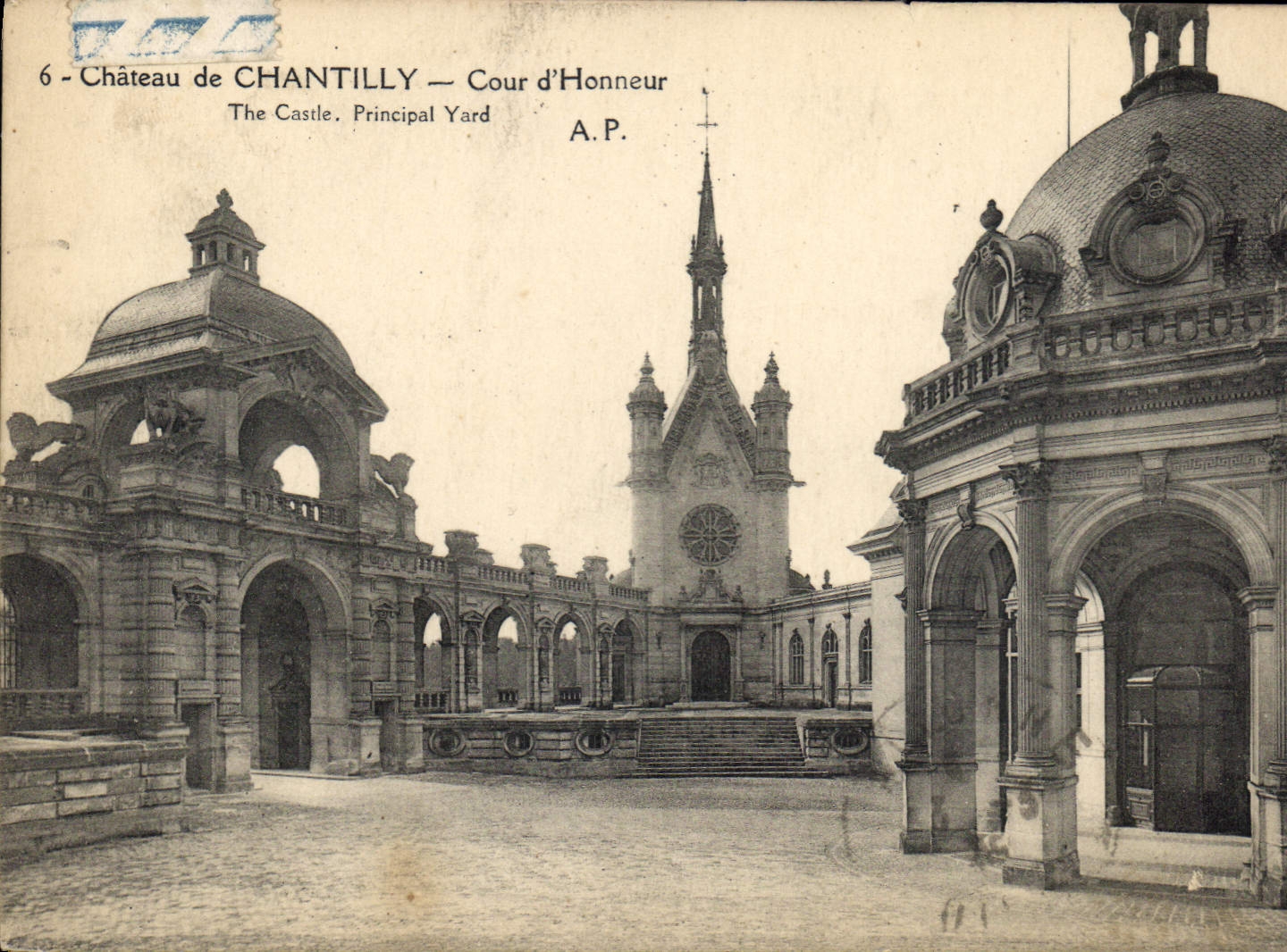 CPA Chateau de Chantilly Cour d'Honneur 