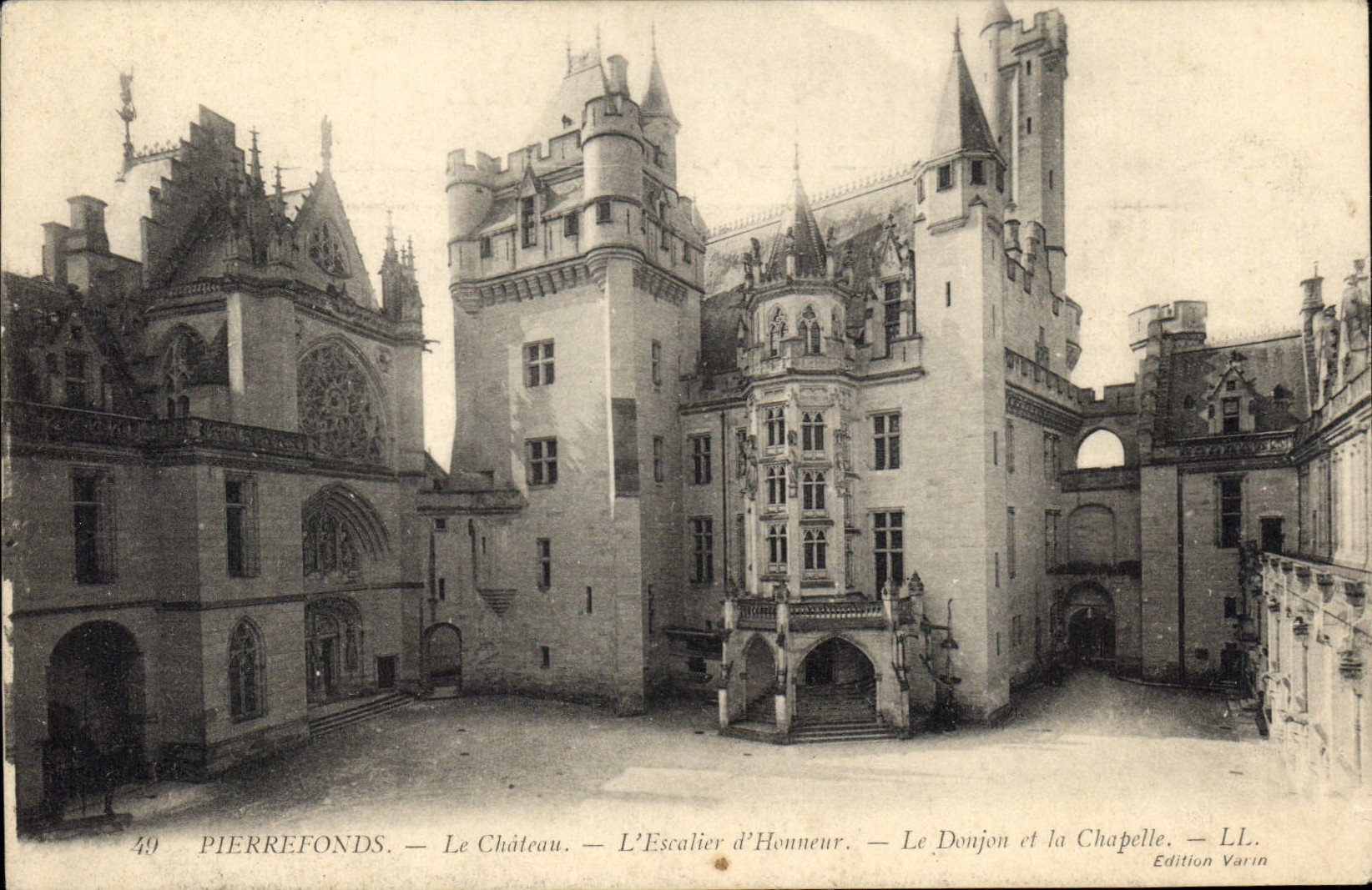 CPA Pierrefonds le Chateau l'Escalier d'Honneur le Donjon et la Chapelle 