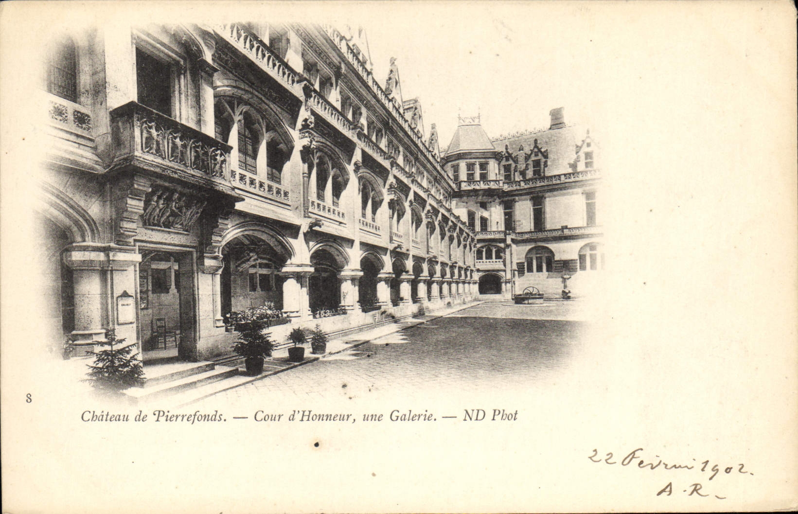 CPA Chateau de Pierrefonds Cour d'Honneur une Galerie 