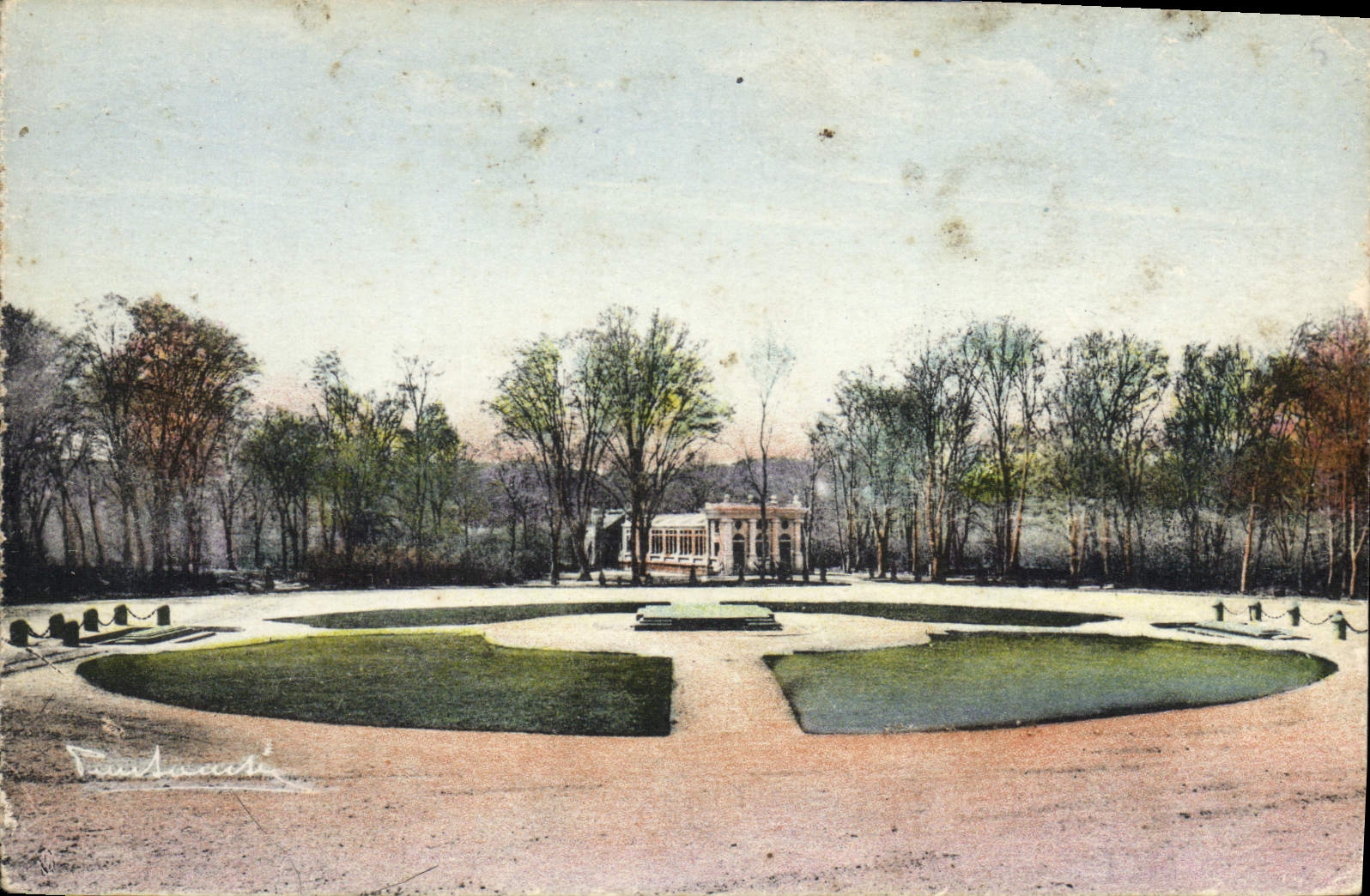 CPA Foret de Compiegne Vue generale de la Clairiere de l'Armistice Au fond l'Abri du Wagon du Marech