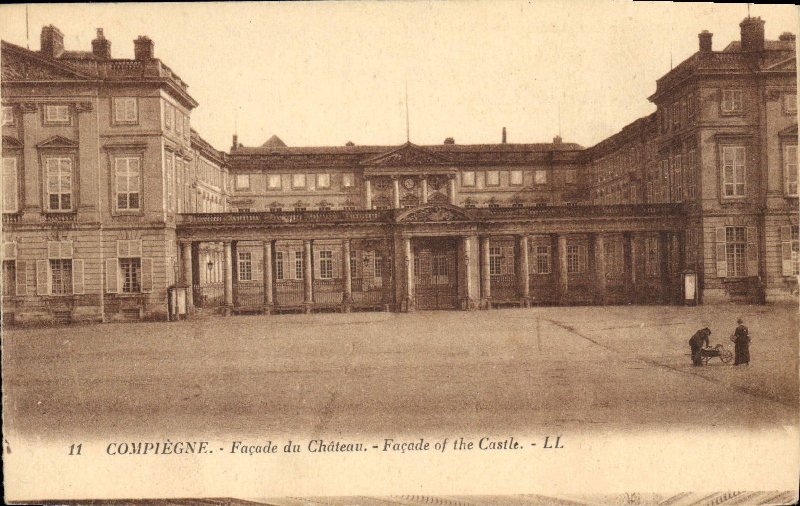 CPA Compiegne Facade du Chateau 